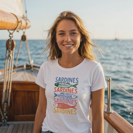 Sardines Shirt | Bunte Fische | Summer Beach Vibes Tee, Premium Damen-T-Shirt, DTG-Druck